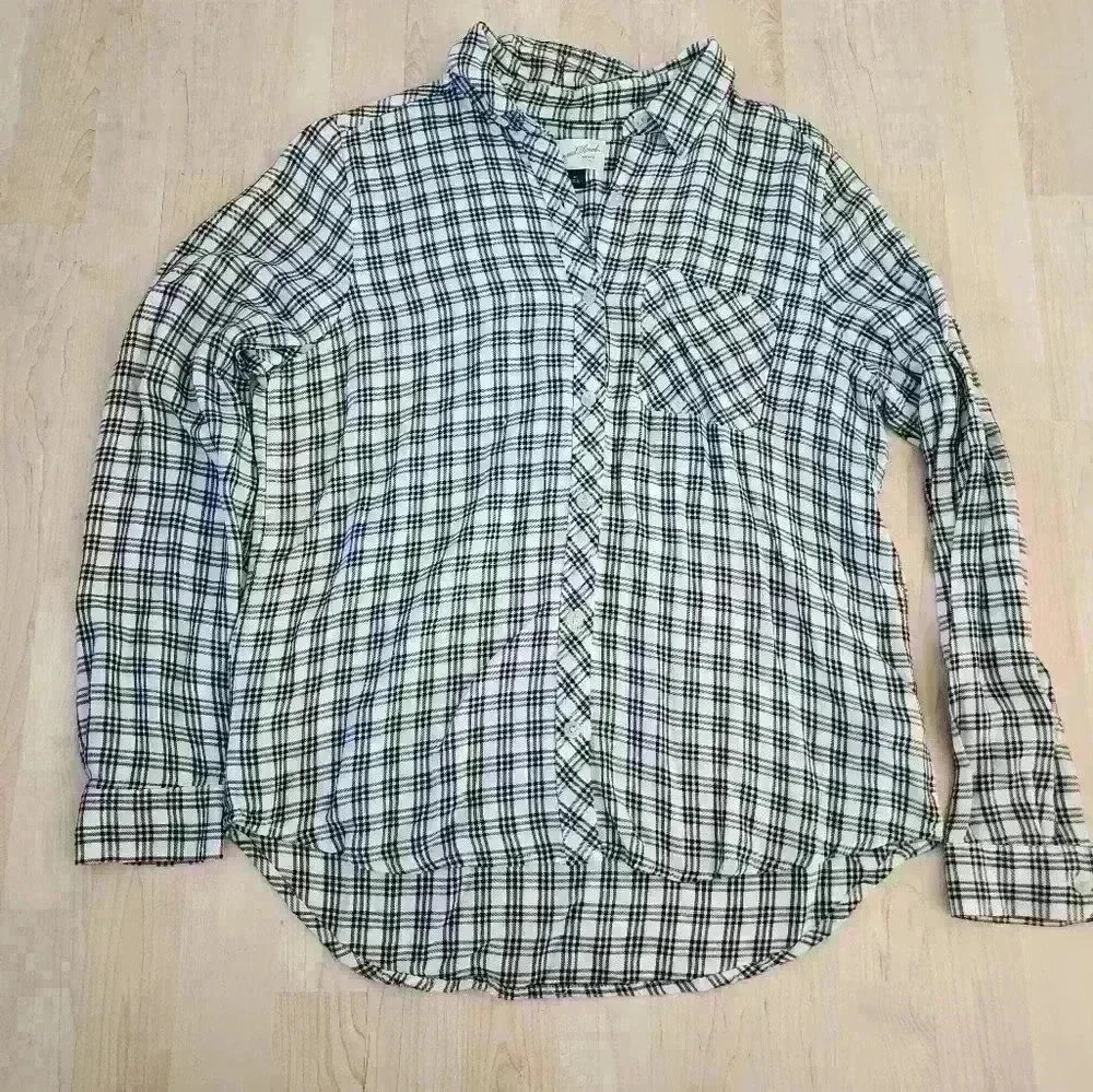 Universal thread button up size medium